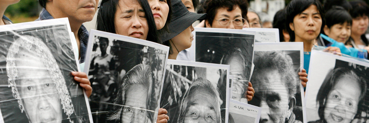 Protesters holding portraits of “comfort women”