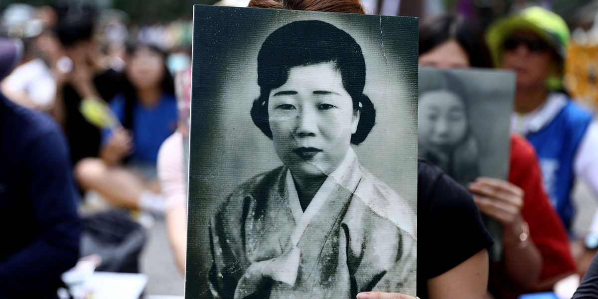 protesters holding photos of "comfort women."