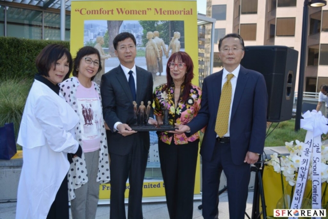 From left to right: Soon Ran Kim, Judge Julie Tang, Consul General Zhang Jianmin, Judge Lillian Sing, Dr. Jonathan Kim